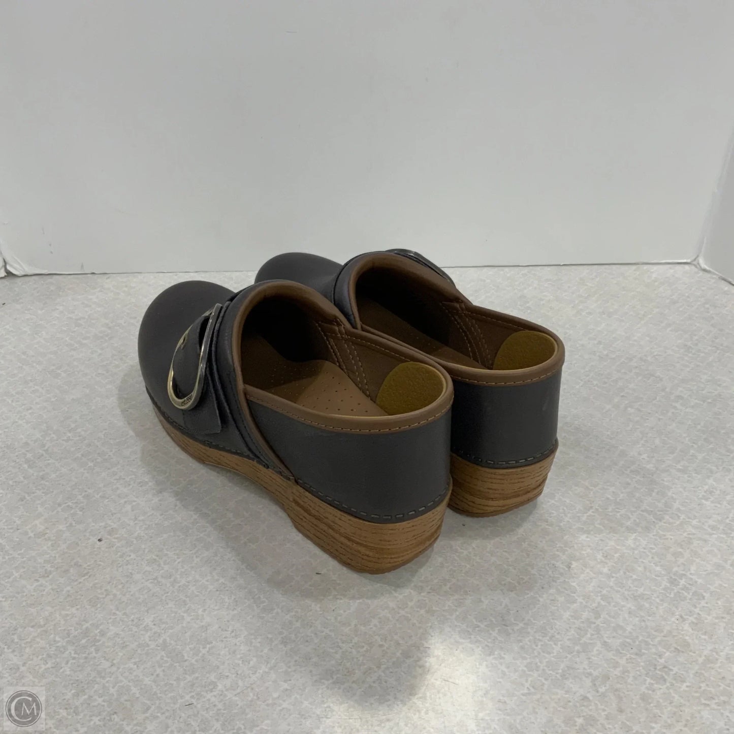 Shoes Flats By Dansko In Brown, Size: 10