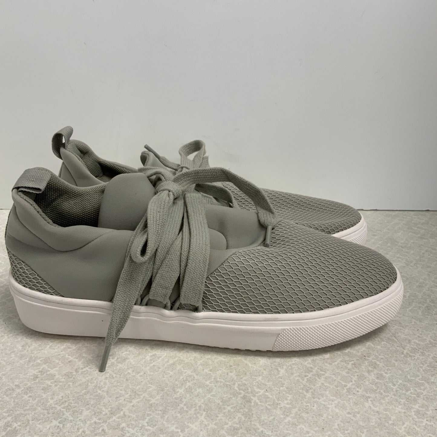 Shoes Athletic By Steve Madden In Grey, Size: 6.5