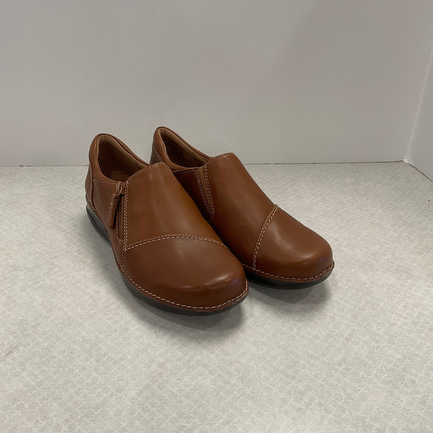 Shoes Flats By Clarks In Brown, Size: 6.5