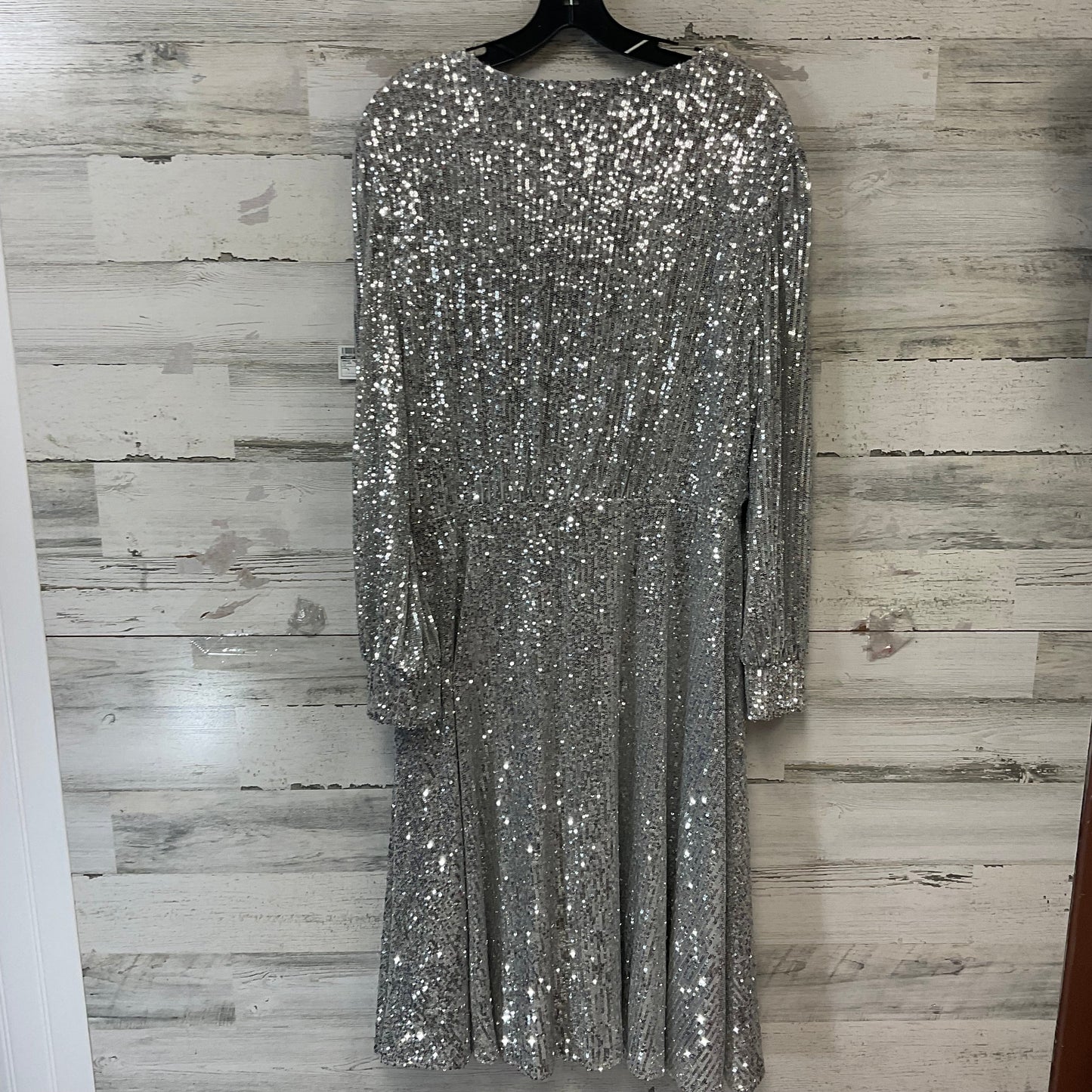 Dress Party Short By Tahari By Arthur Levine In Silver, Size: L