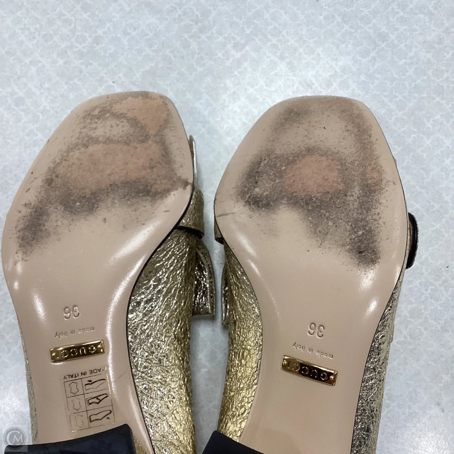 Shoes Luxury Designer By Gucci In Gold, Size: 6