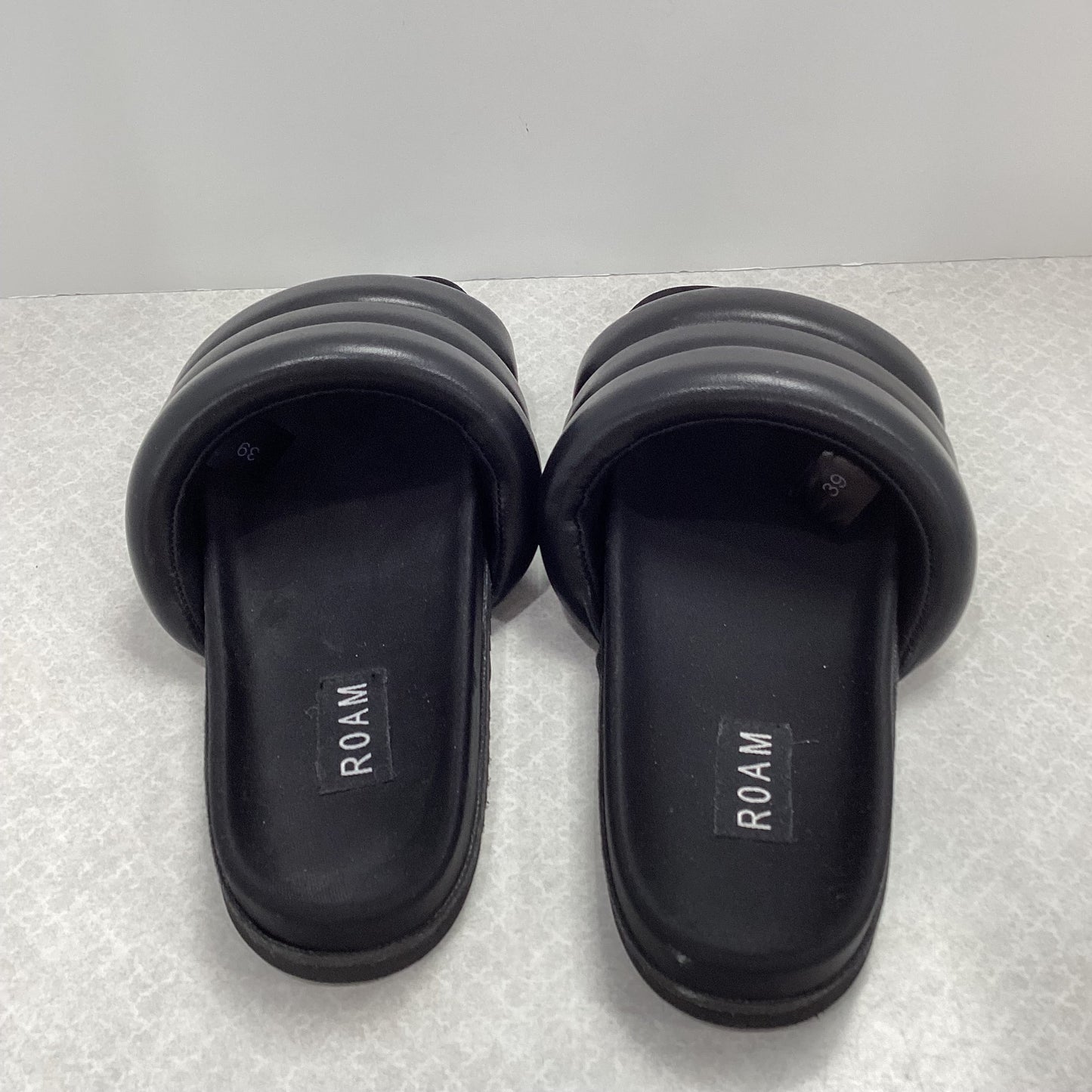 Sandals Flats By Roam In Black, Size: 8.5