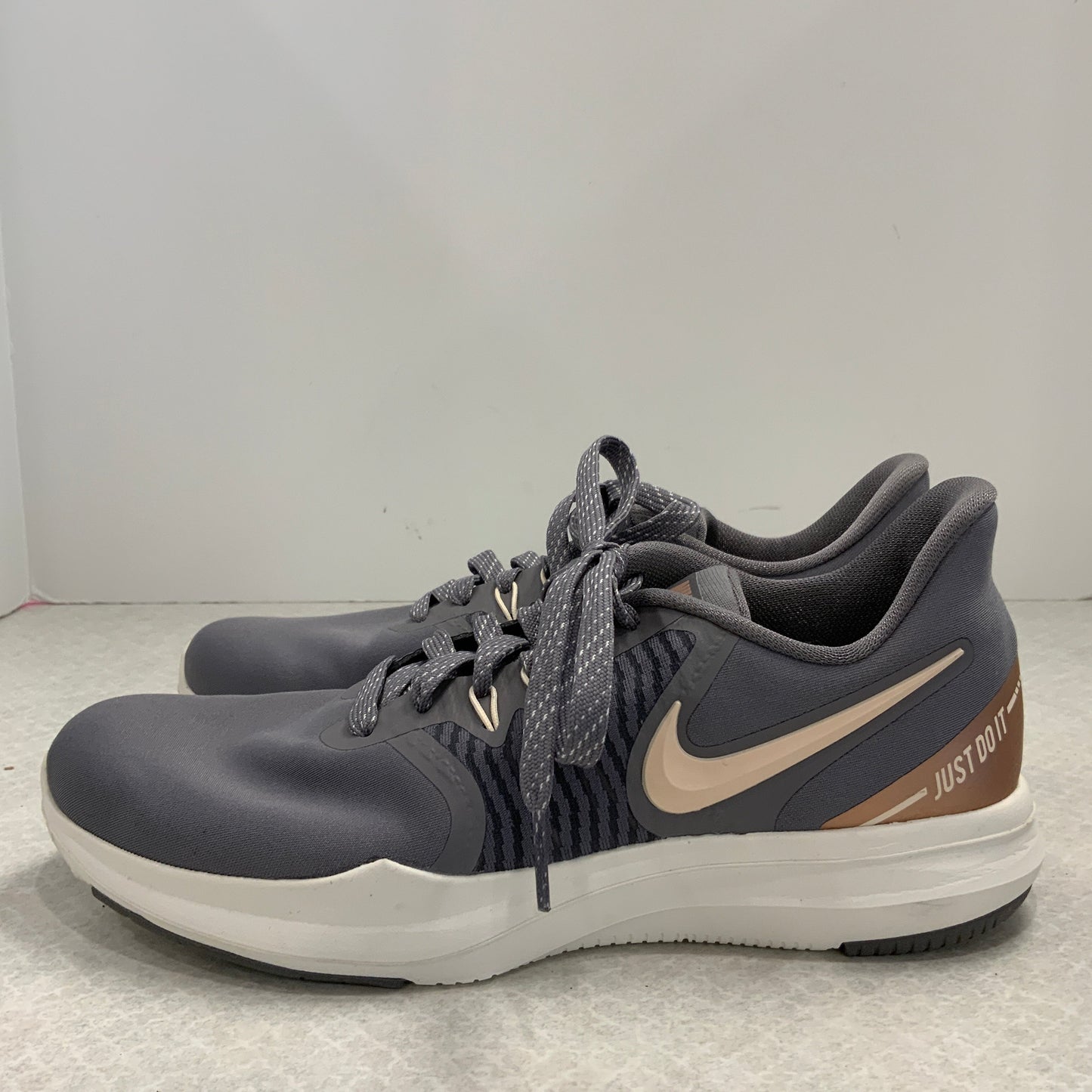 Shoes Athletic By Nike In Grey, Size: 7.5