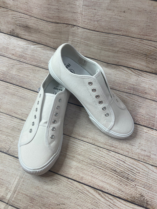White Shoes Sneakers Clothes Mentor, Size 7.5
