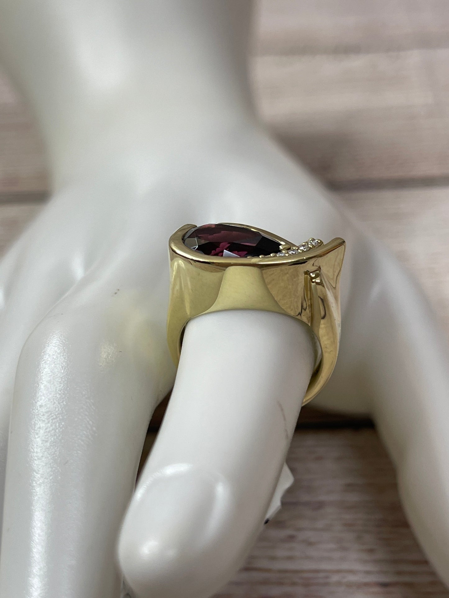 Gold Ring Luxury Designer Cma, Size 5.5