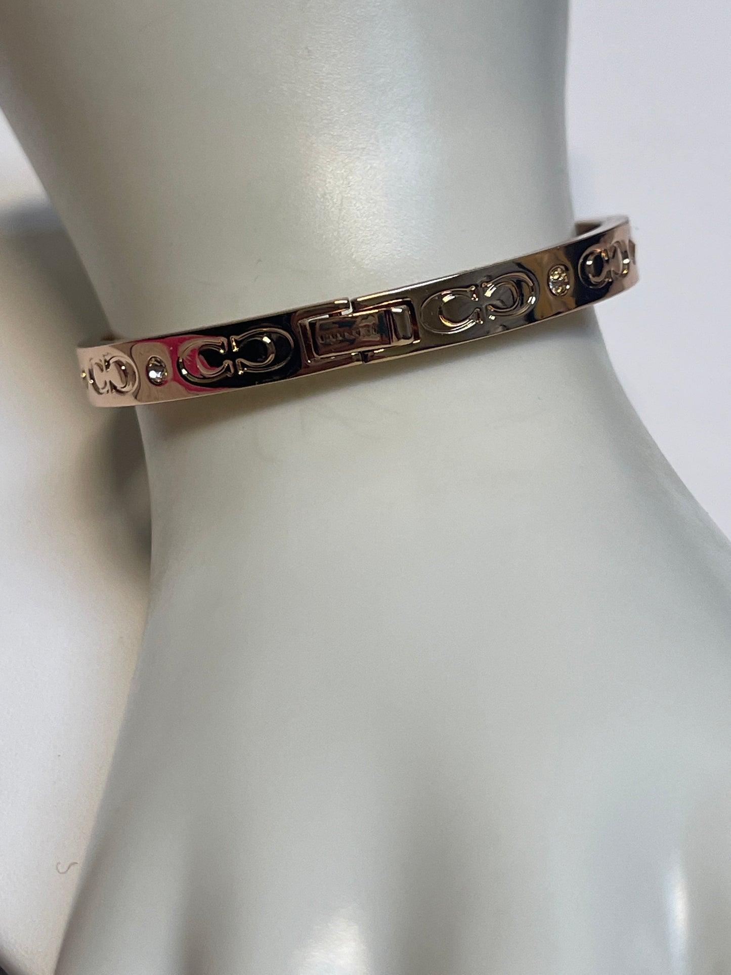 BRACELET BANGLE COACH in ROSE GOLD