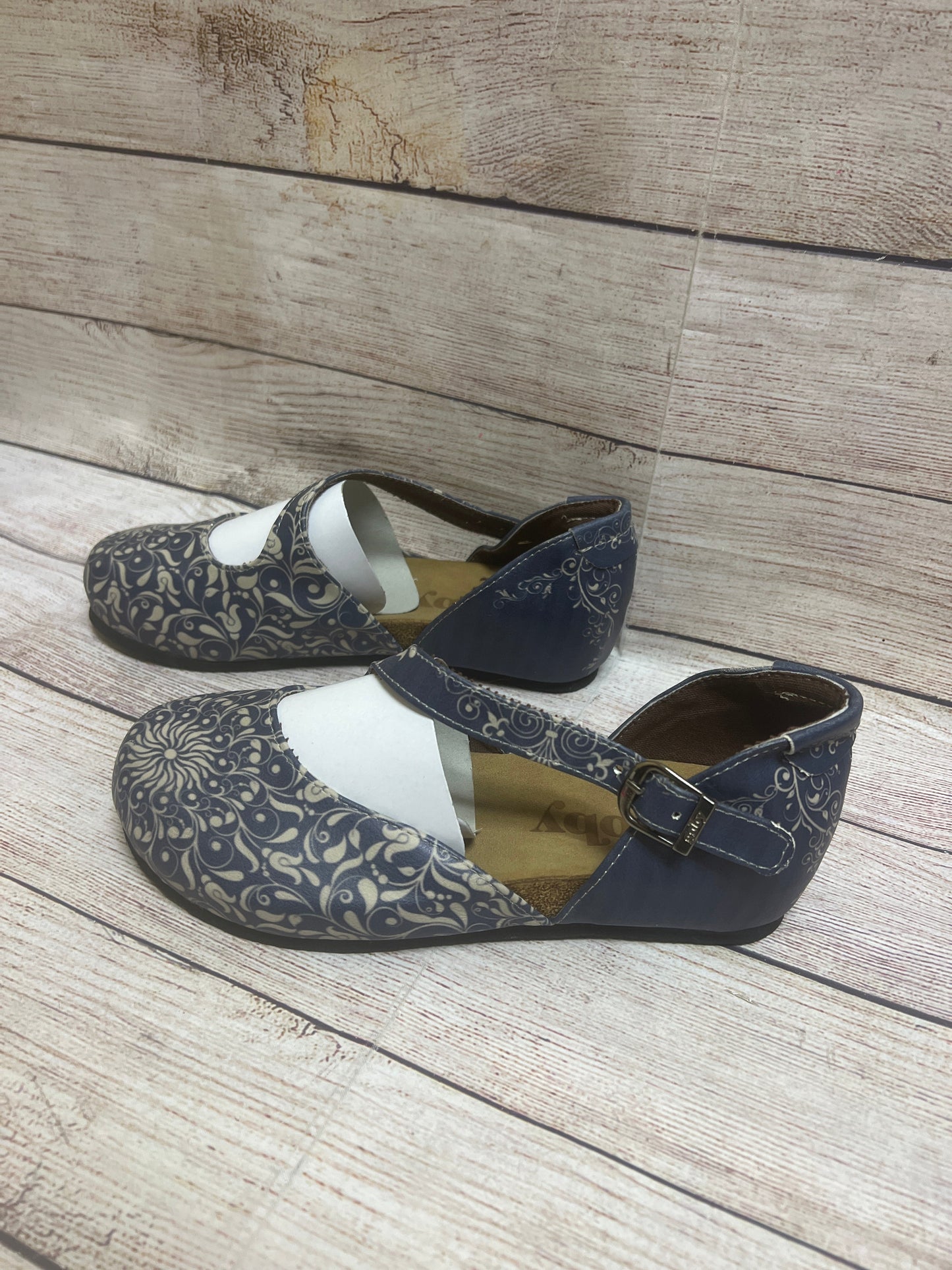 Shoes Flats By Cmc In Blue & Cream, Size: 7.5