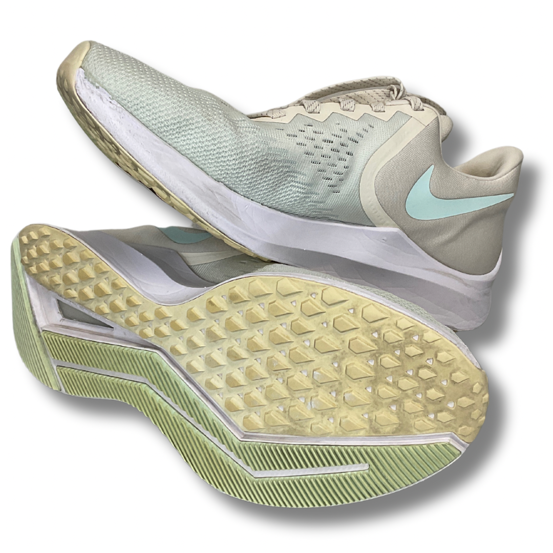 Shoes Athletic By Nike In Cream, Size: 8.5