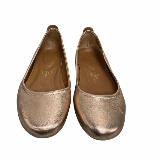 Shoes Flats By Clothes Mentor In Gold, Size: 8