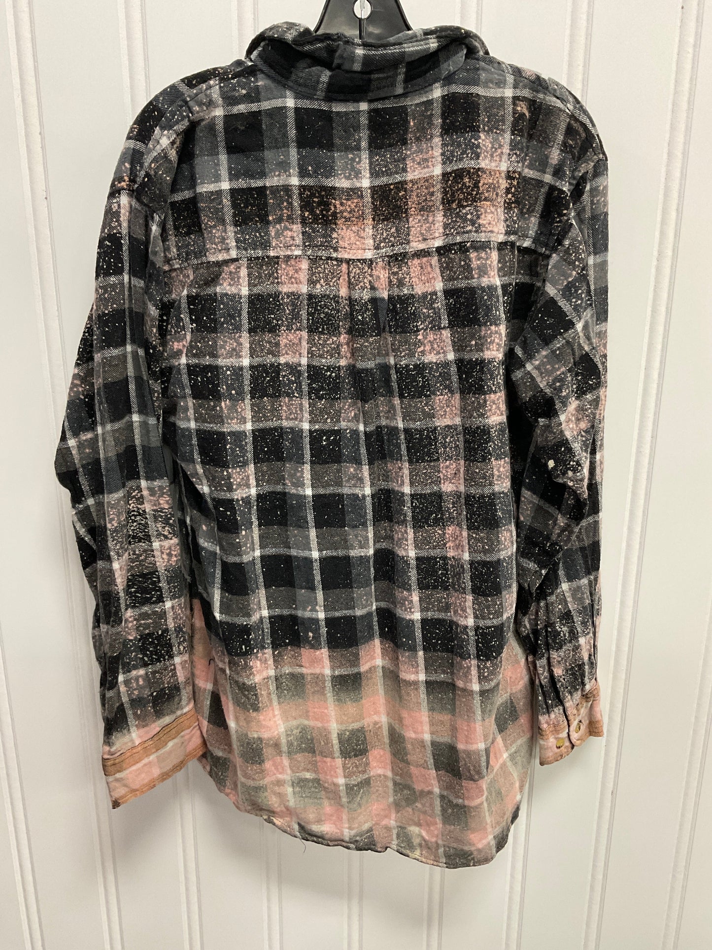 Top Long Sleeve By Clothes Mentor In Plaid Pattern, Size: L