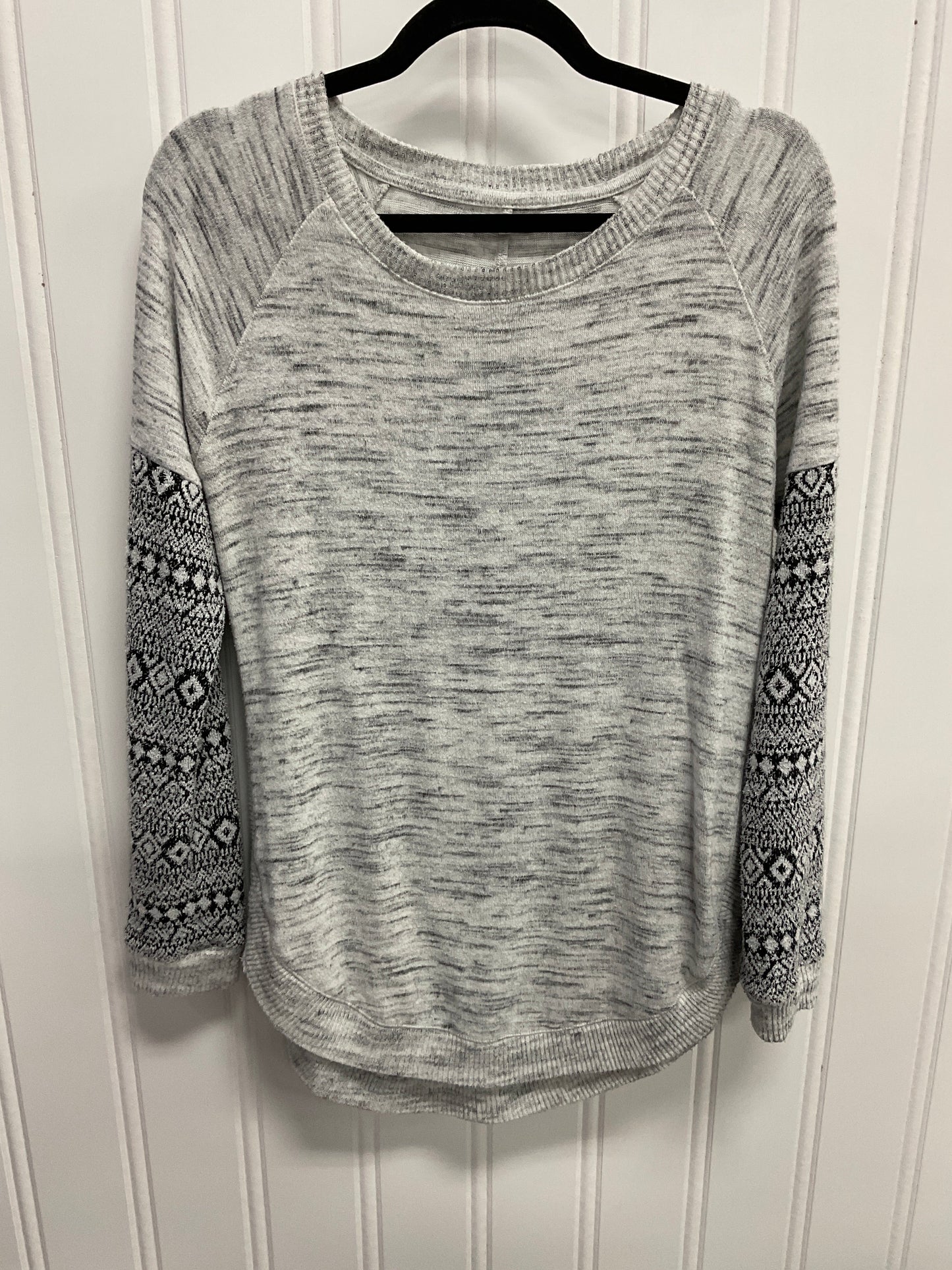 Top Long Sleeve By Maurices In Grey, Size: S