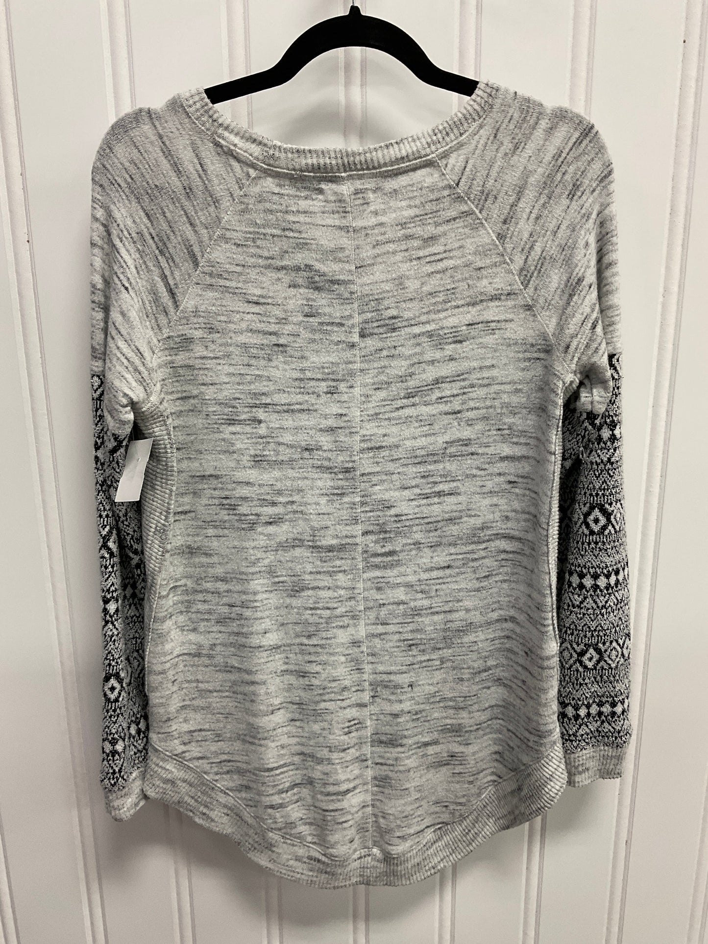 Top Long Sleeve By Maurices In Grey, Size: S