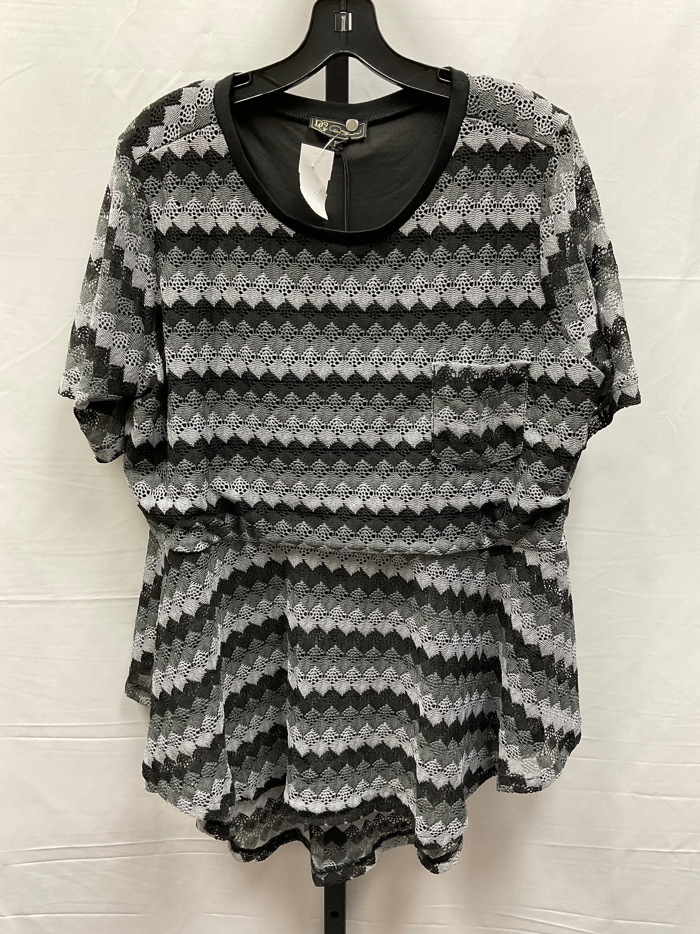 Top Short Sleeve By Diane Gilman In Black & Grey, Size: 1x