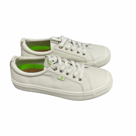 Shoes Sneakers By Cariuma In White, Size: 8.5