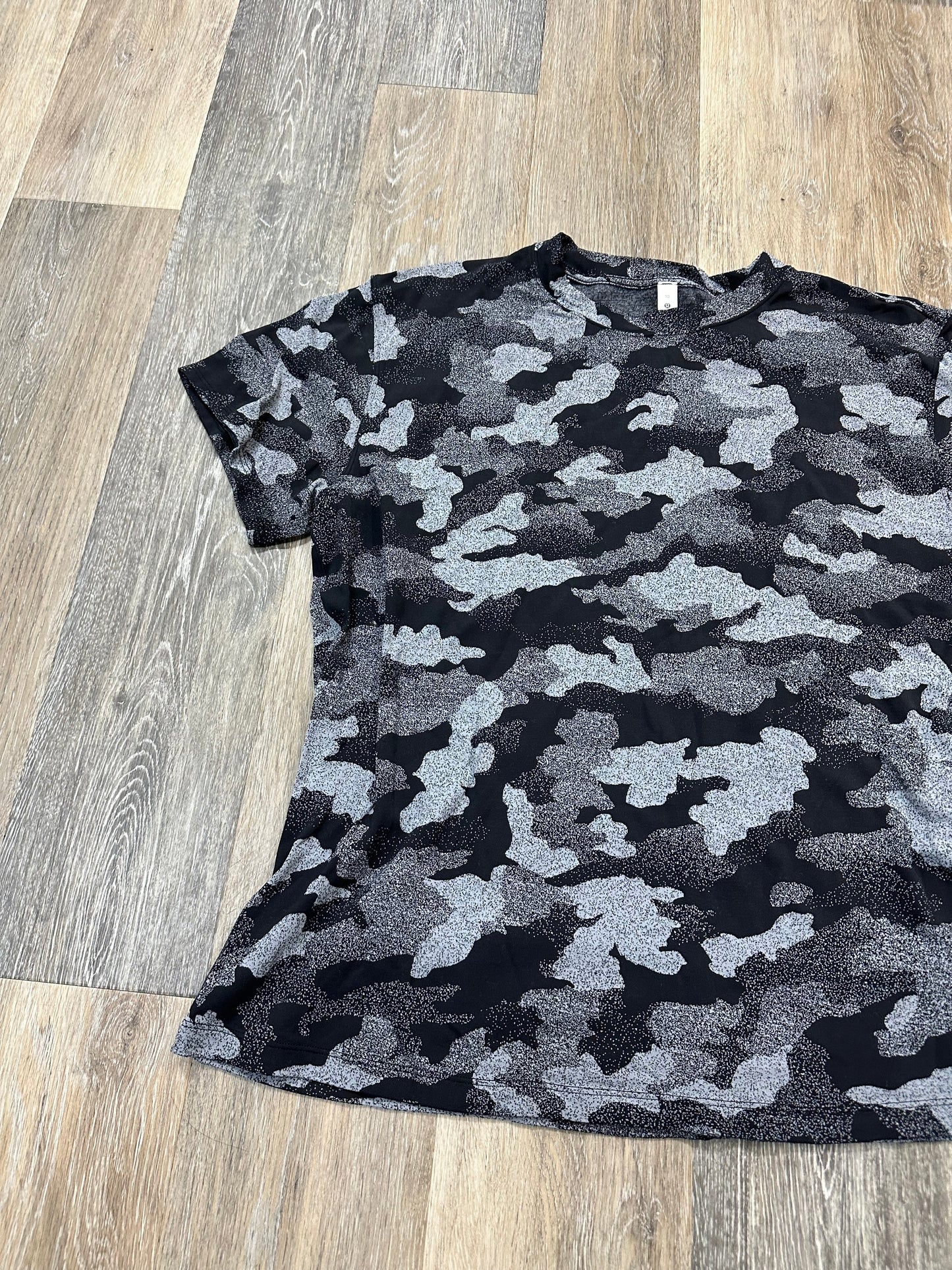 Athletic Top Short Sleeve By Lululemon In Camouflage Print, Size: 10