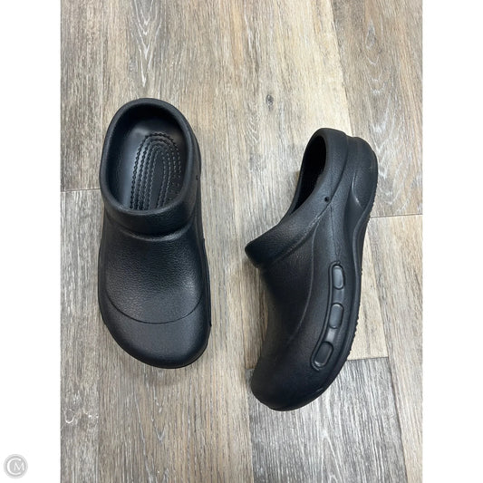 Shoes Flats By Crocs In Black, Size: 9