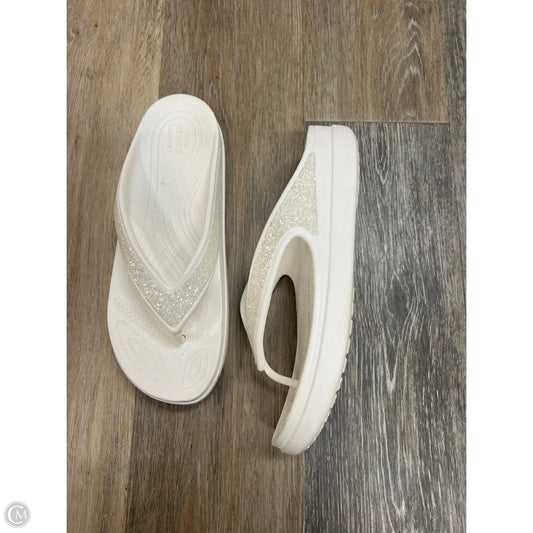 Sandals Flats By Crocs In White, Size: 10