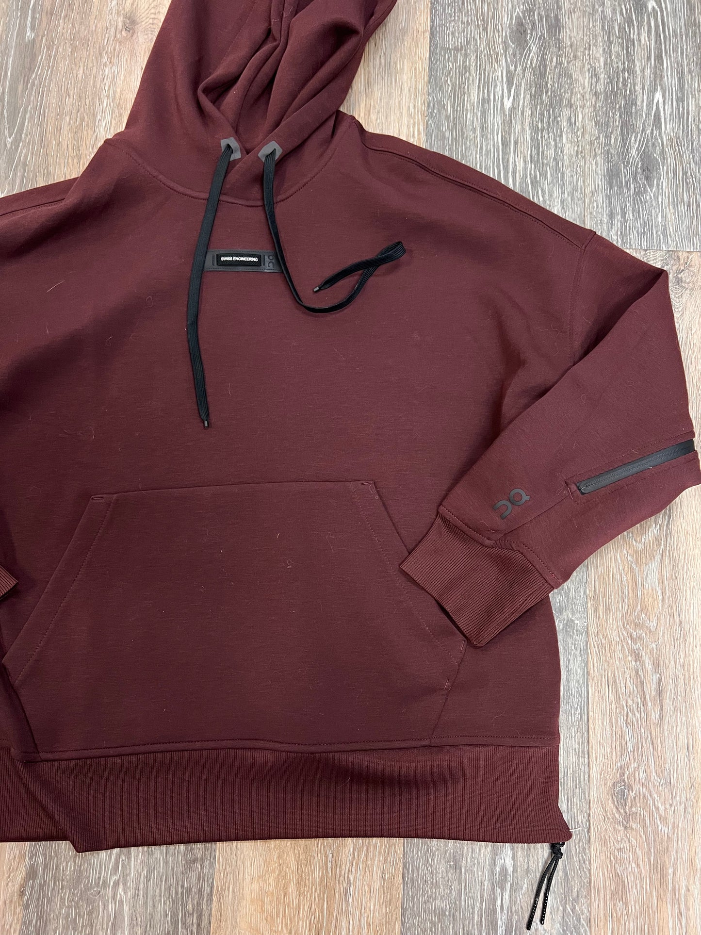 Athletic Sweatshirt Hoodie By On Cloud In Maroon, Size: S