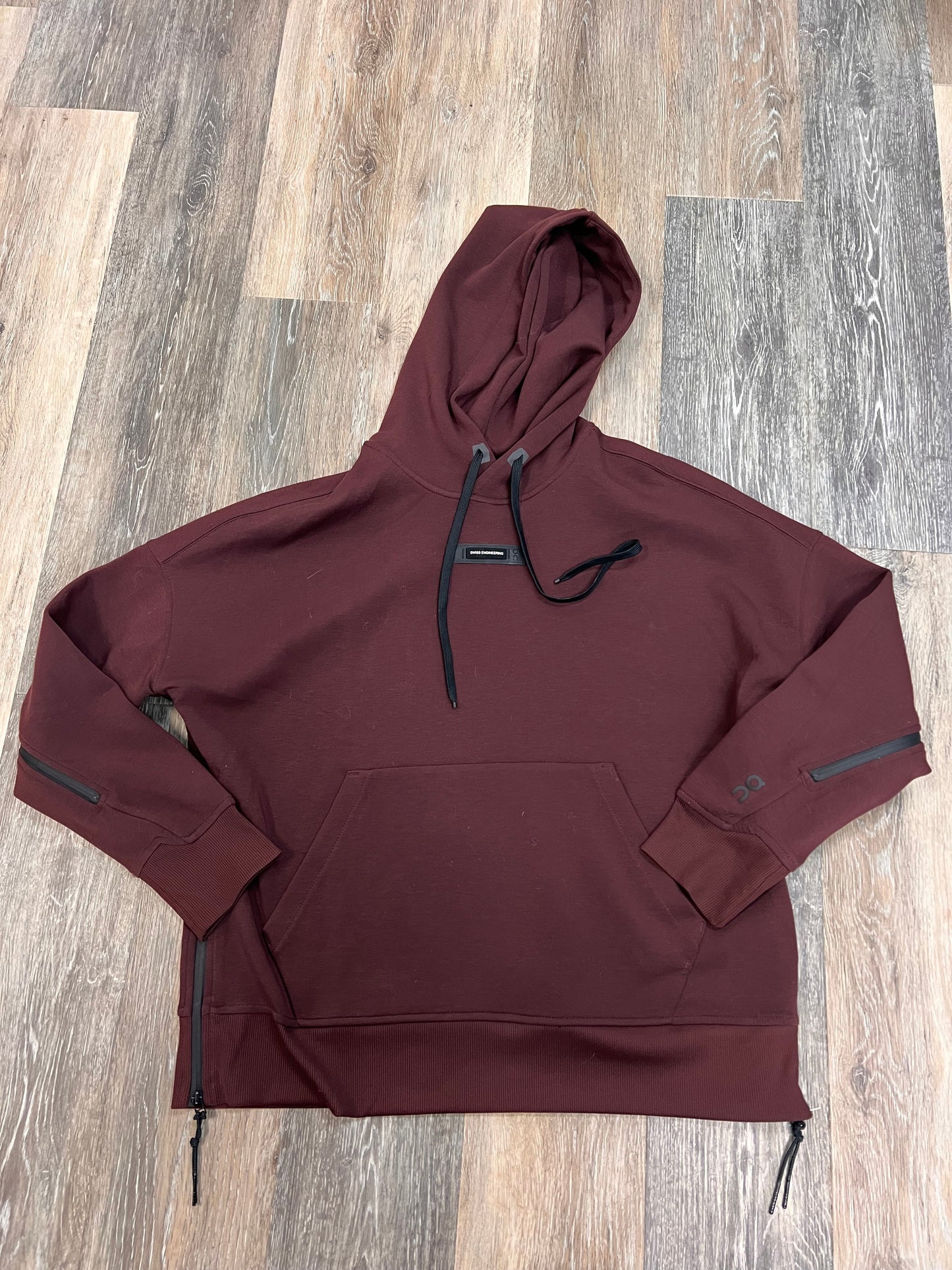 Athletic Sweatshirt Hoodie By On Cloud In Maroon, Size: S