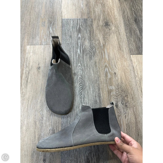Boots Ankle Flats By Svony In Grey, Size: 7.5