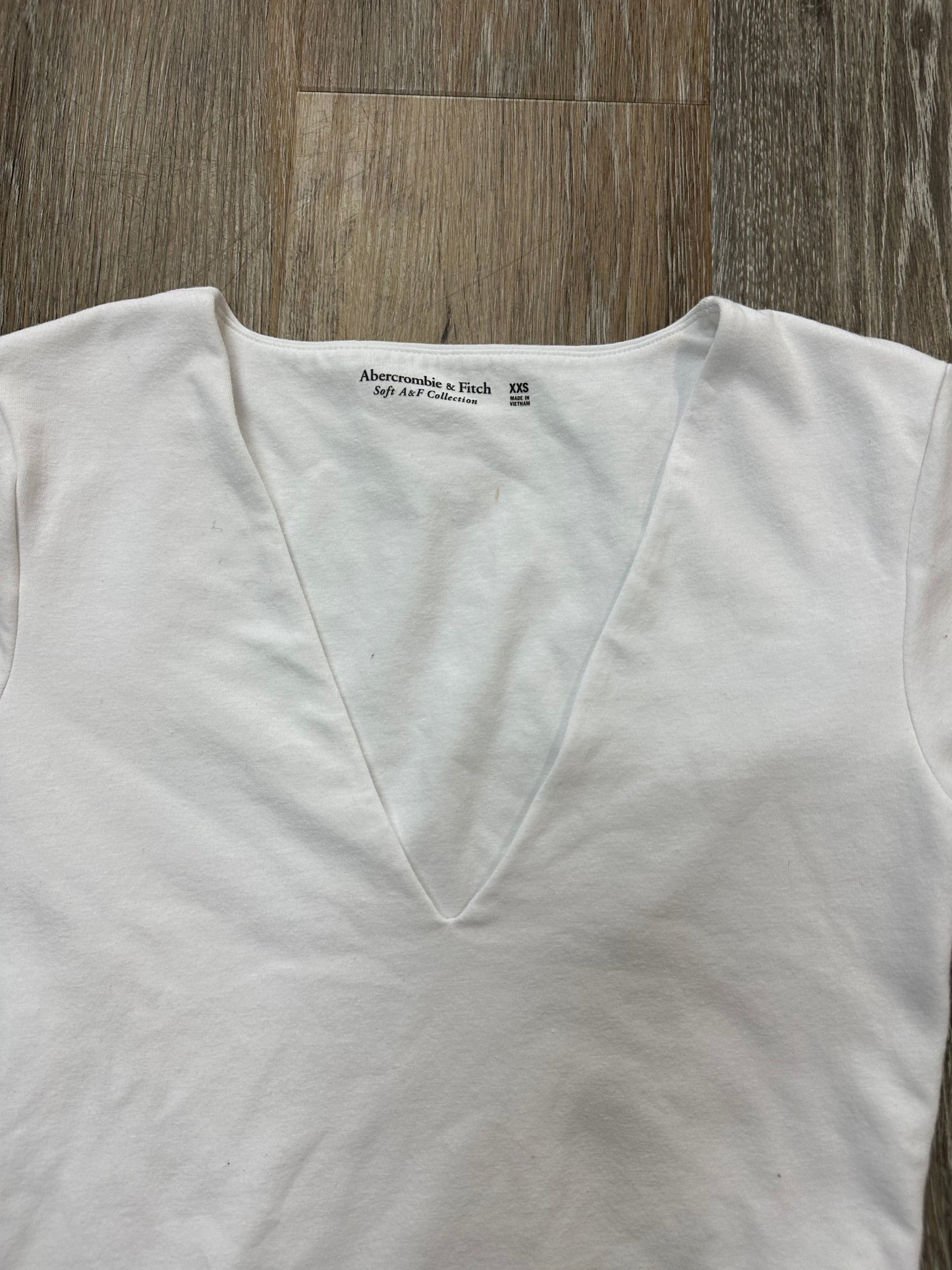 Top Short Sleeve By Abercrombie And Fitch In White, Size: Xxs