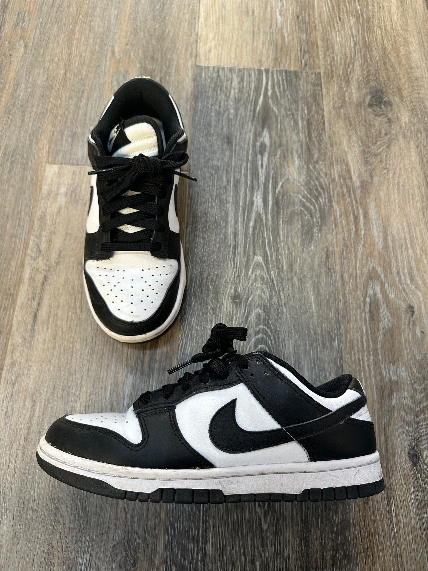 Shoes Sneakers By Nike In Black & White, Size: 6