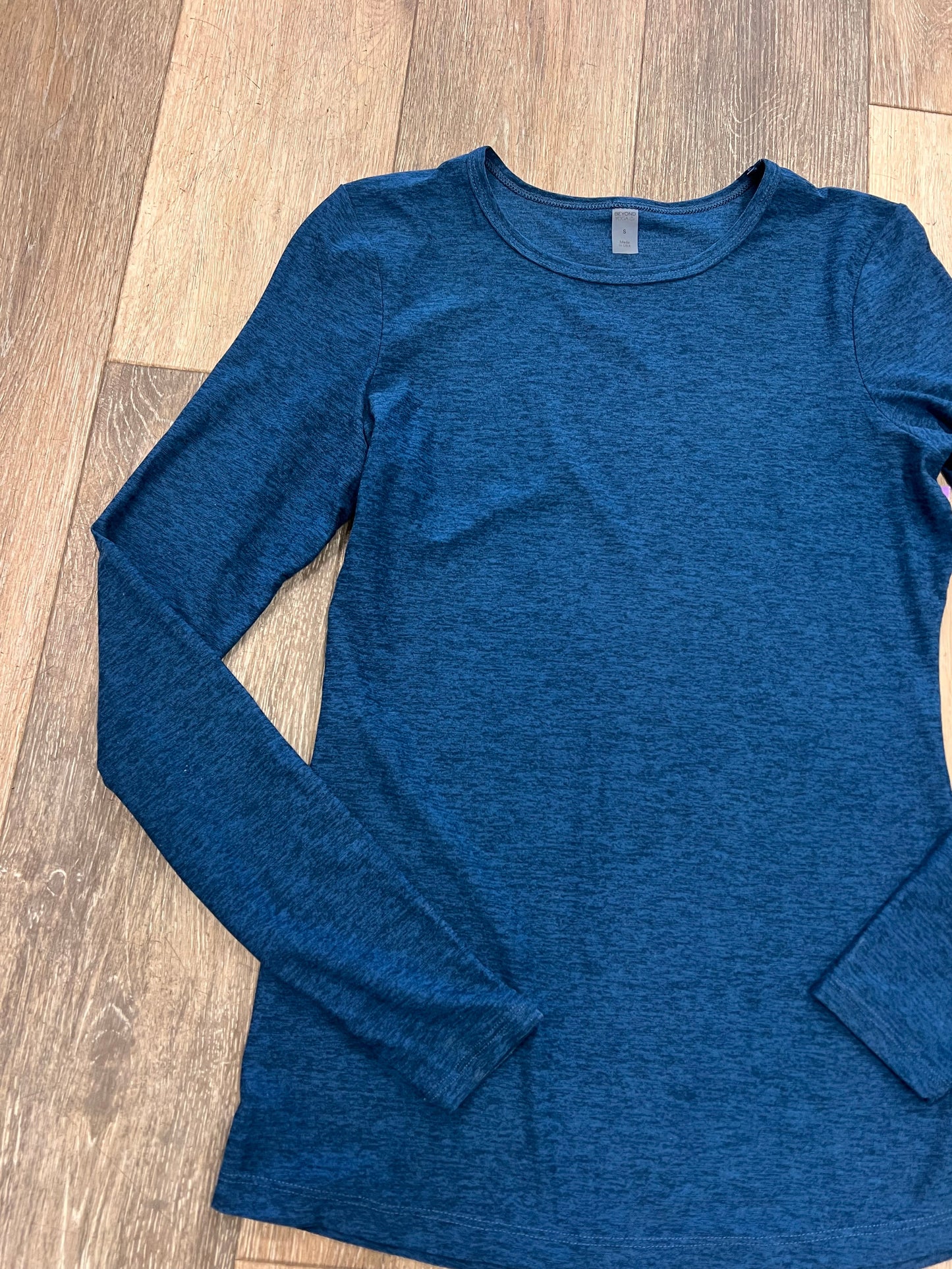 Athletic Top Long Sleeve Crewneck By Beyond Yoga In Blue, Size: S