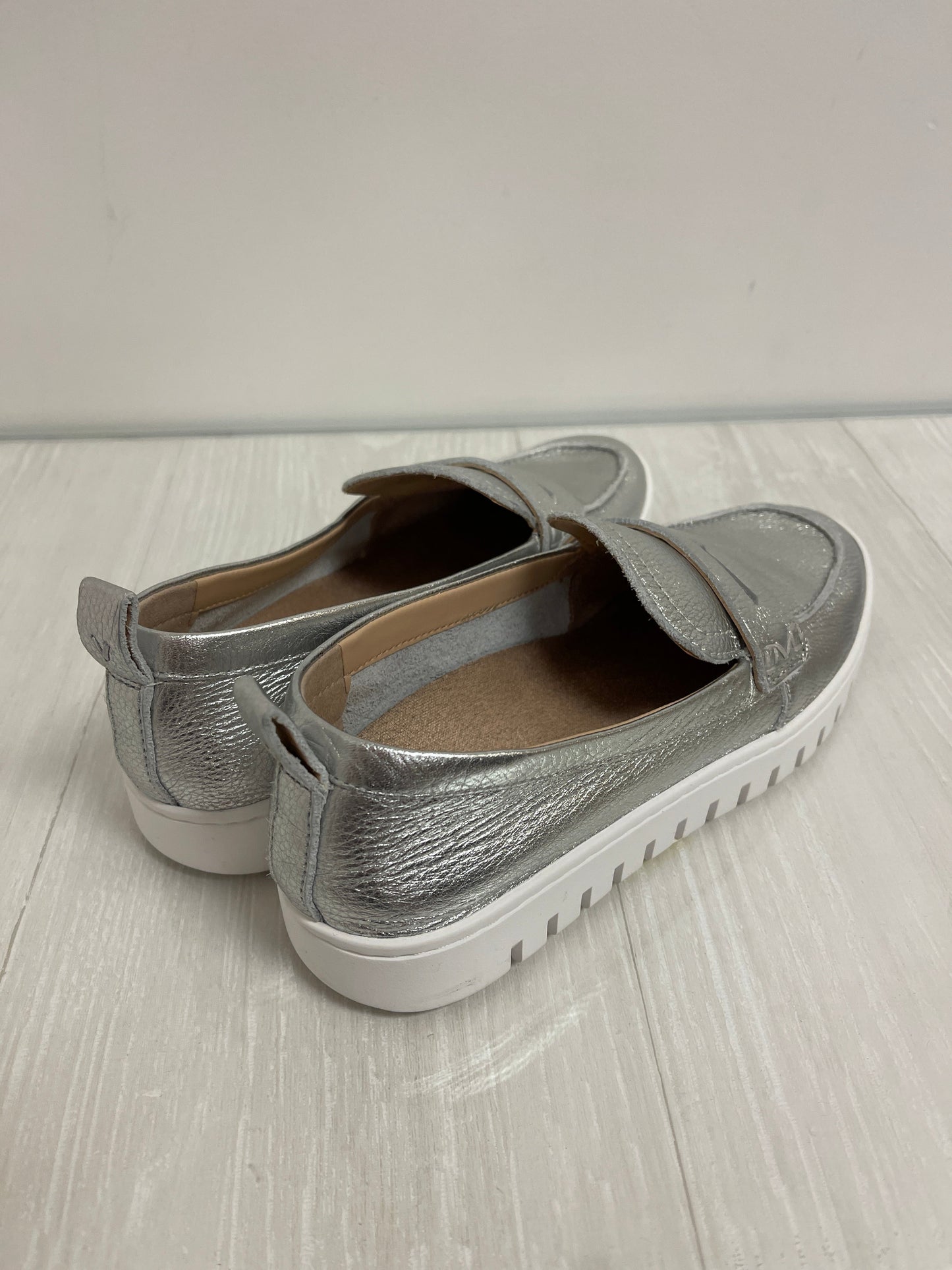 Shoes Flats By Vionic In Silver, Size: 7.5