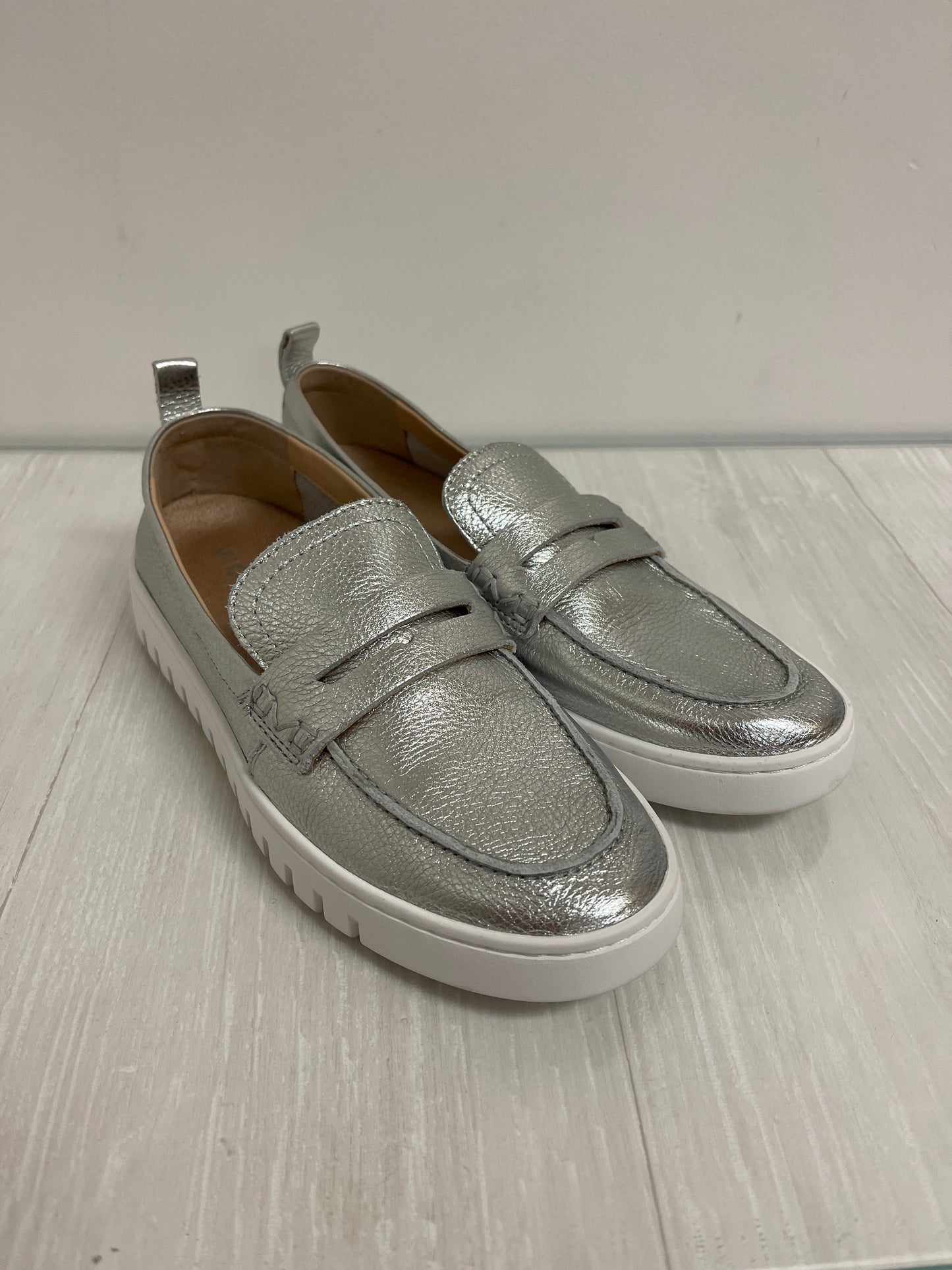 Shoes Flats By Vionic In Silver, Size: 7.5