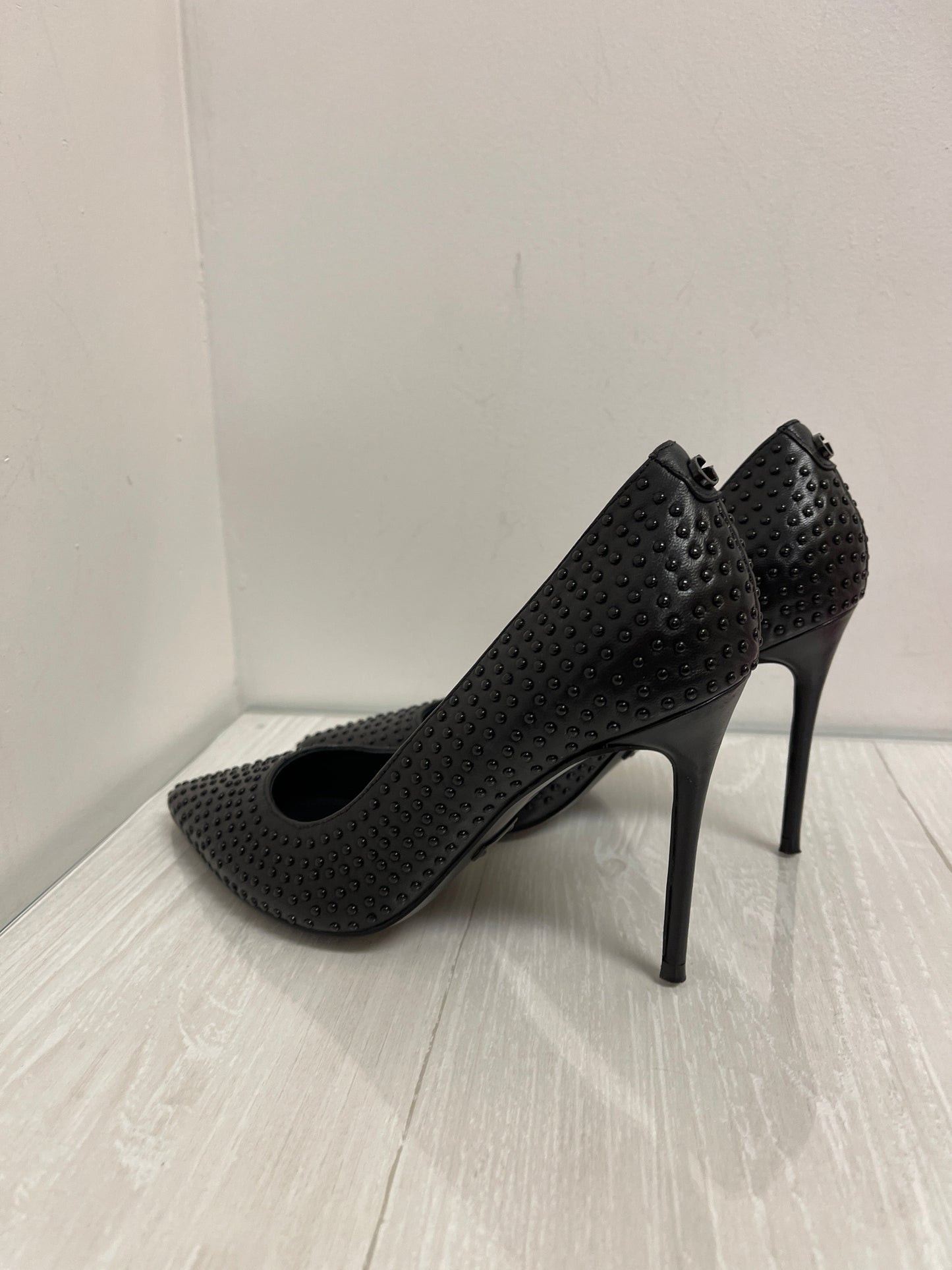 Shoes Heels Stiletto By Guess In Black, Size: 6.5