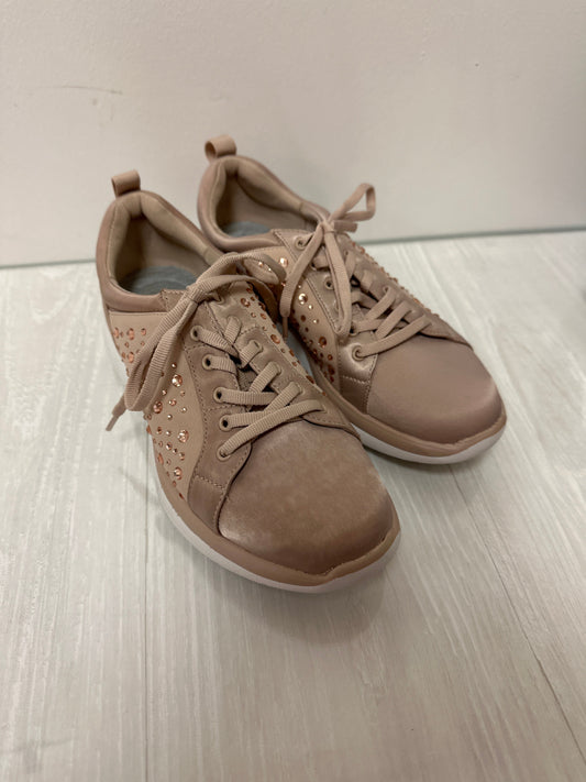 Shoes Sneakers By Clarks In Tan, Size: 8