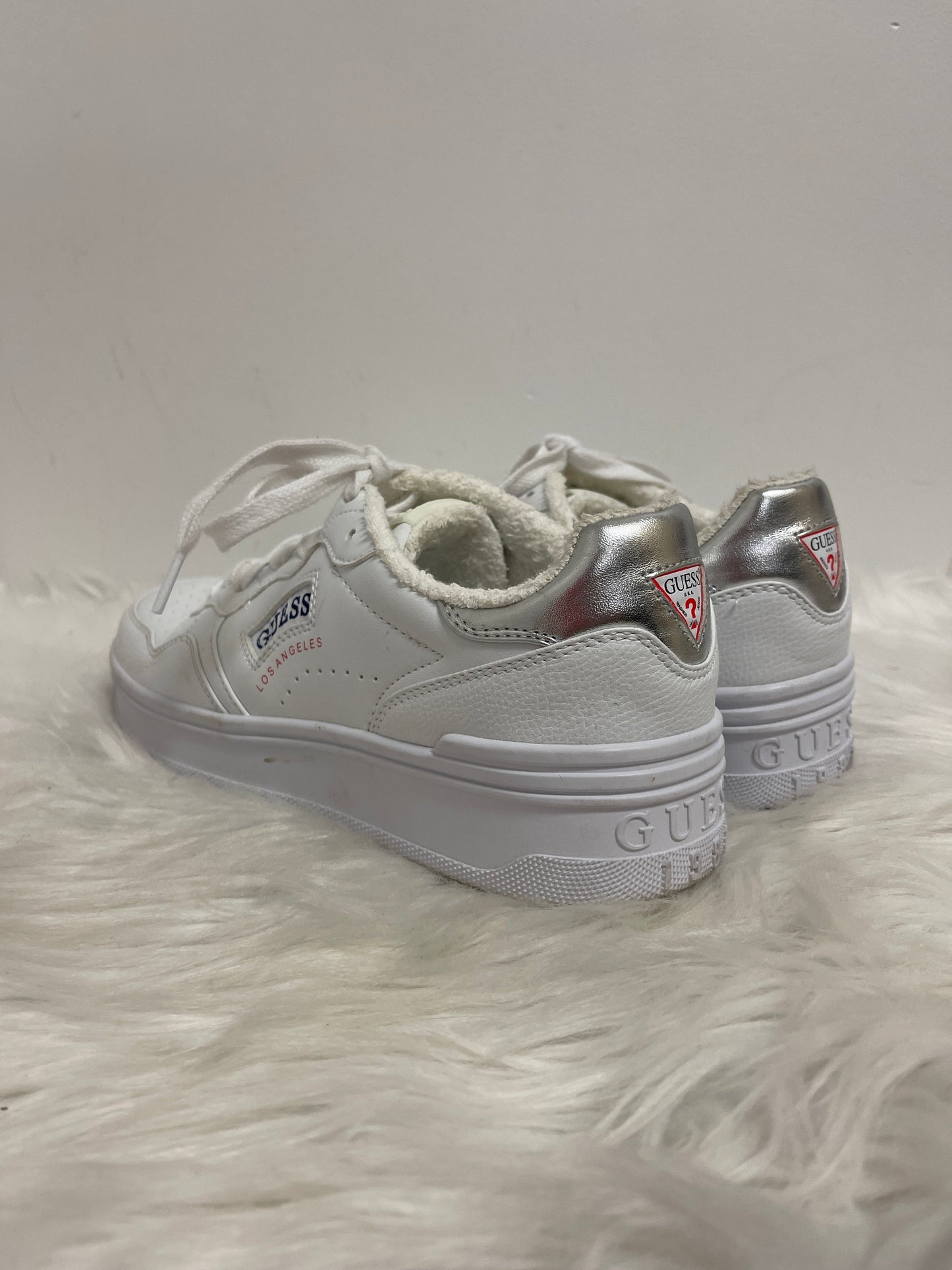 Shoes Sneakers By Guess In White, Size: 10