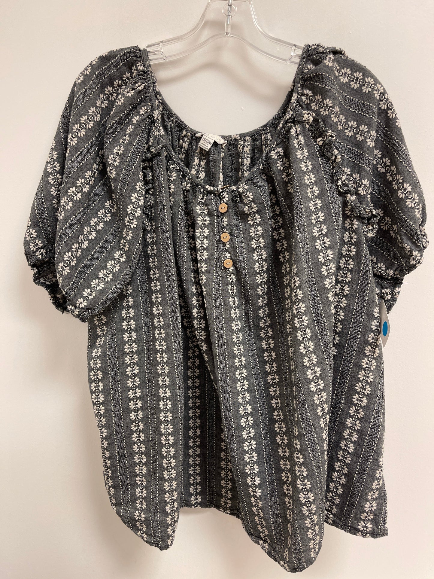 Top Short Sleeve By Cato In Grey, Size: 4x