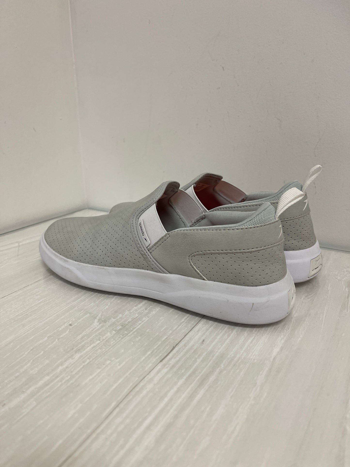 Shoes Sneakers By Clothes Mentor In Grey, Size: 9