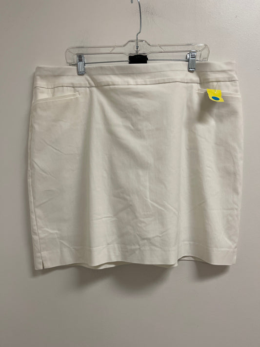 Skirt Mini & Short By Chicos In White, Size: 18