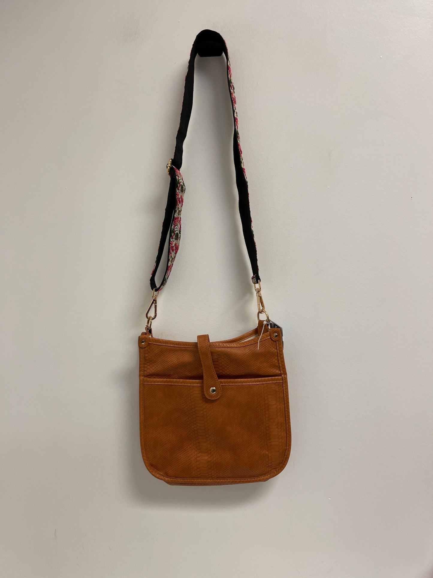 Crossbody By Clothes Mentor, Size: Large