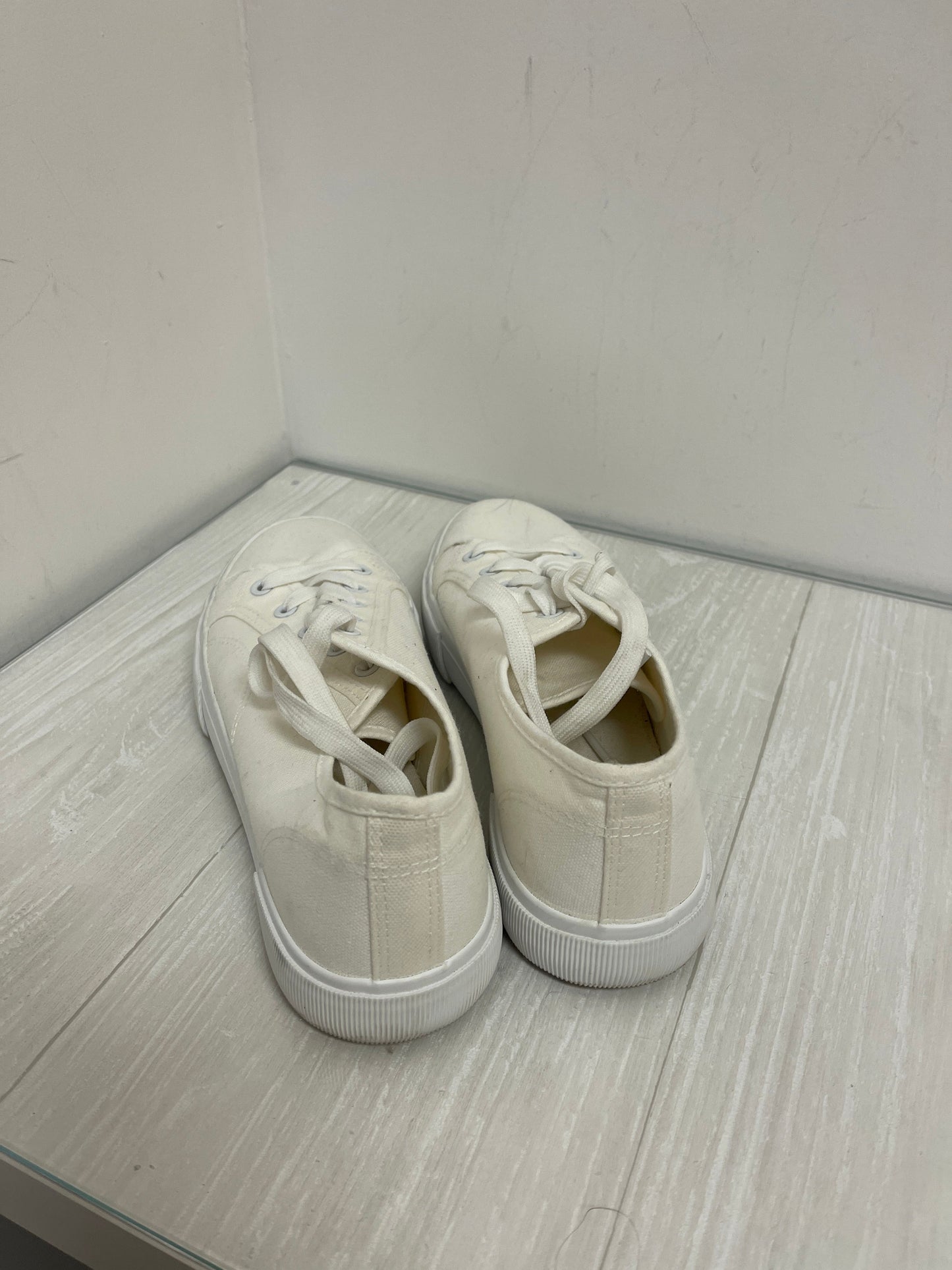 Shoes Sneakers By Clothes Mentor In Cream, Size: 9