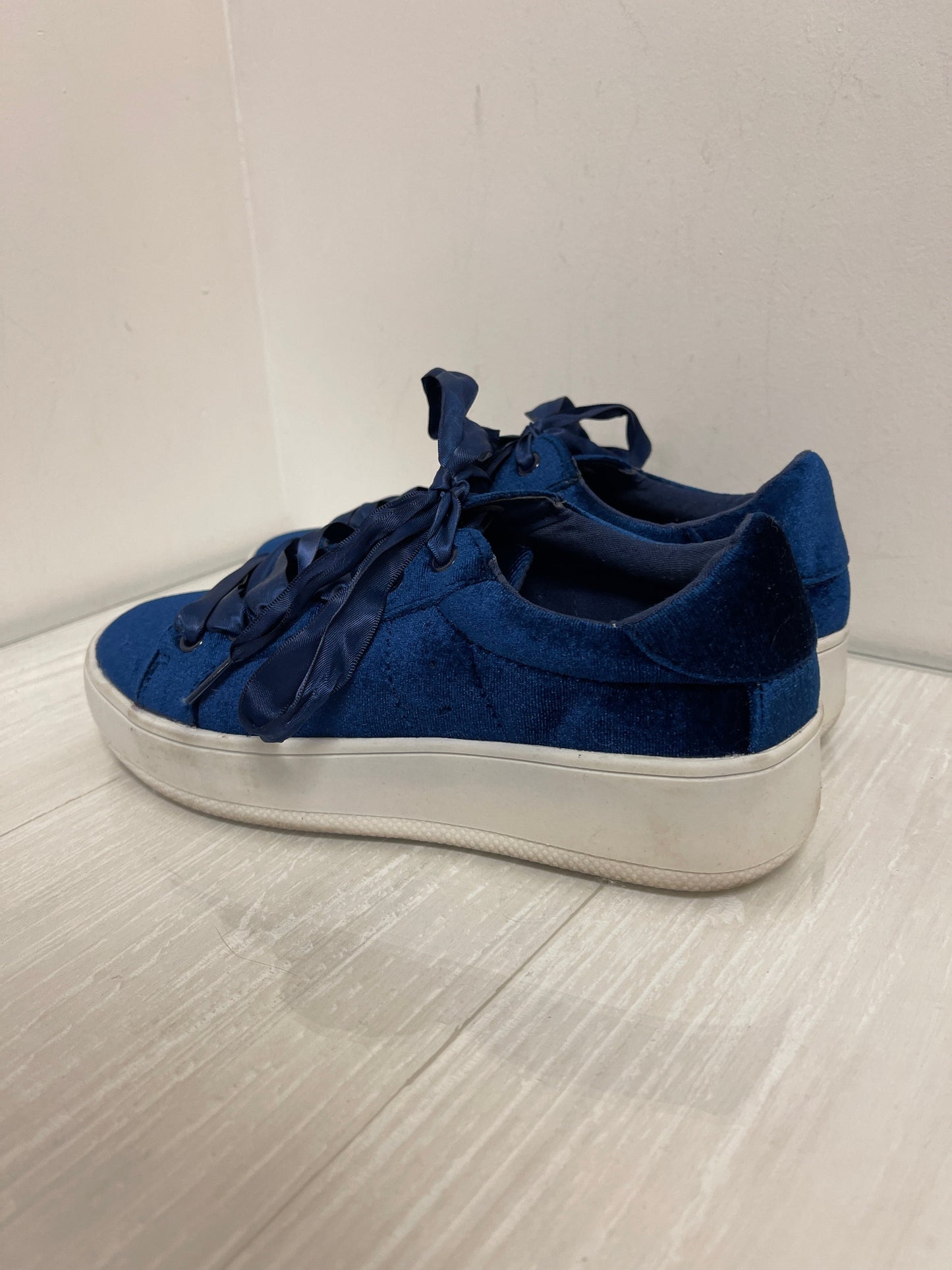 Shoes Sneakers By Candies In Blue, Size: 7