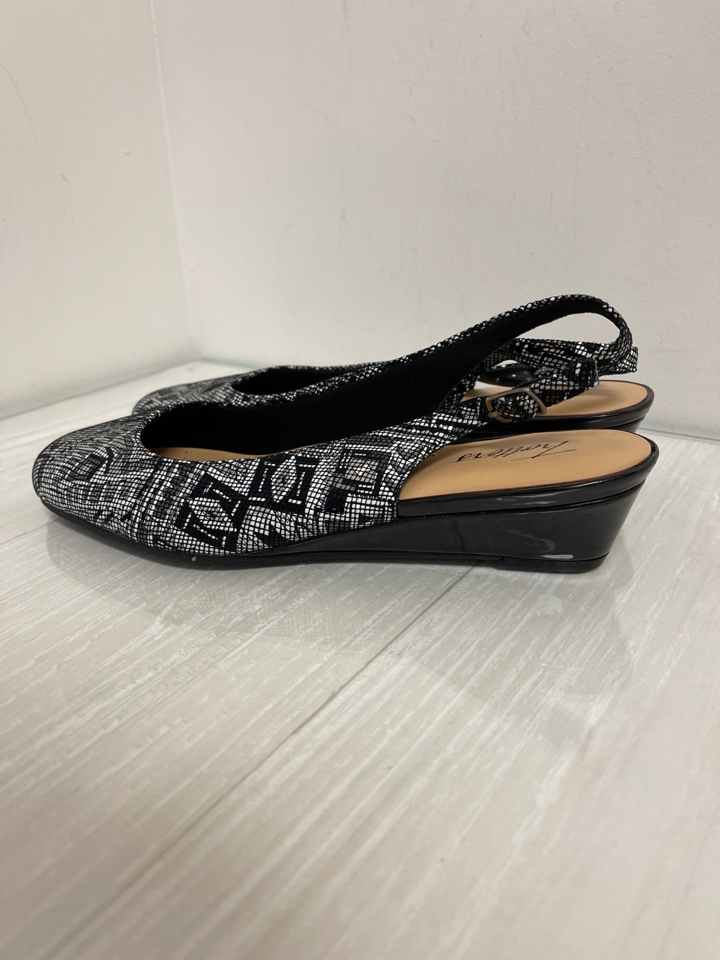 Shoes Flats By Clothes Mentor In Black & White, Size: 8