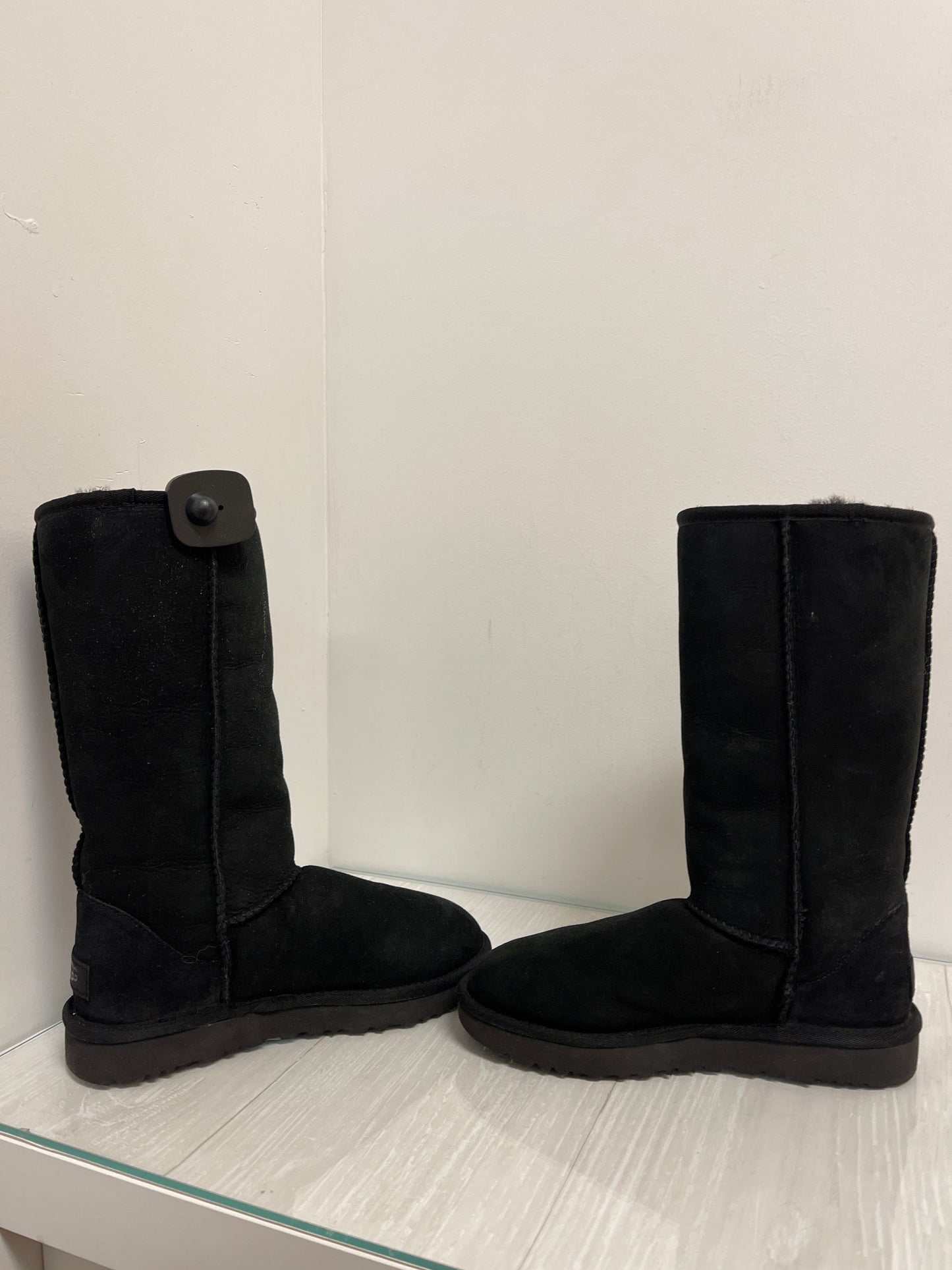 Boots Designer By Ugg In Black, Size: 6