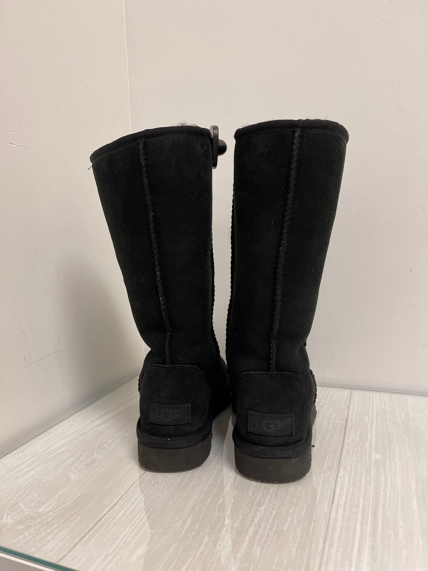 Boots Designer By Ugg In Black, Size: 6