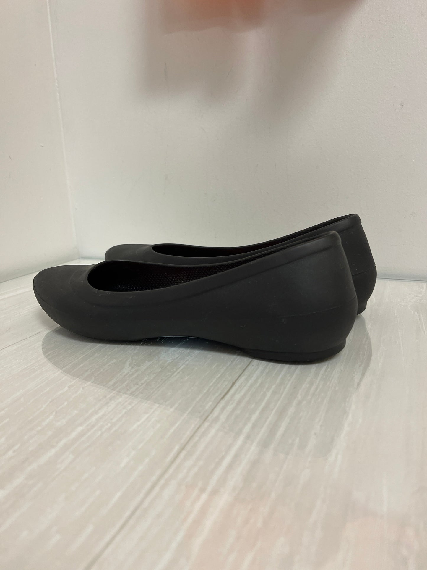 Shoes Flats By Crocs In Black, Size: 8