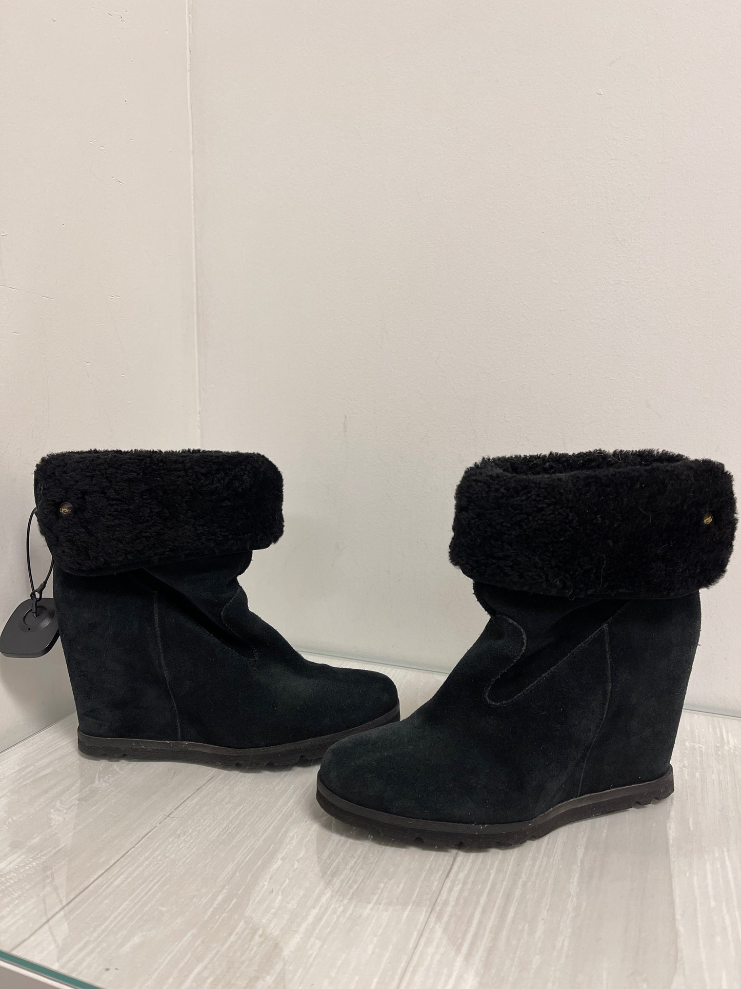 Boots Designer By Ugg In Black, Size: 8