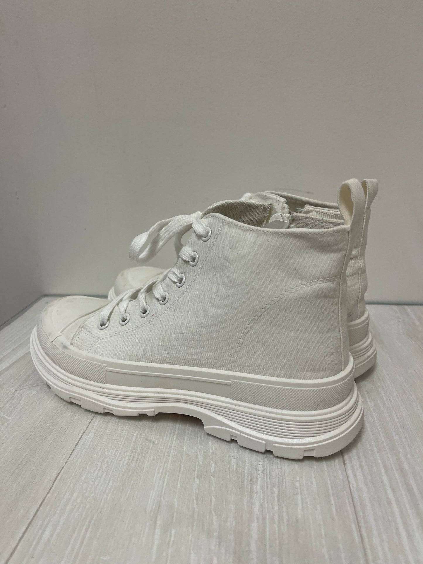 Shoes Sneakers By Mia In White, Size: 8.5