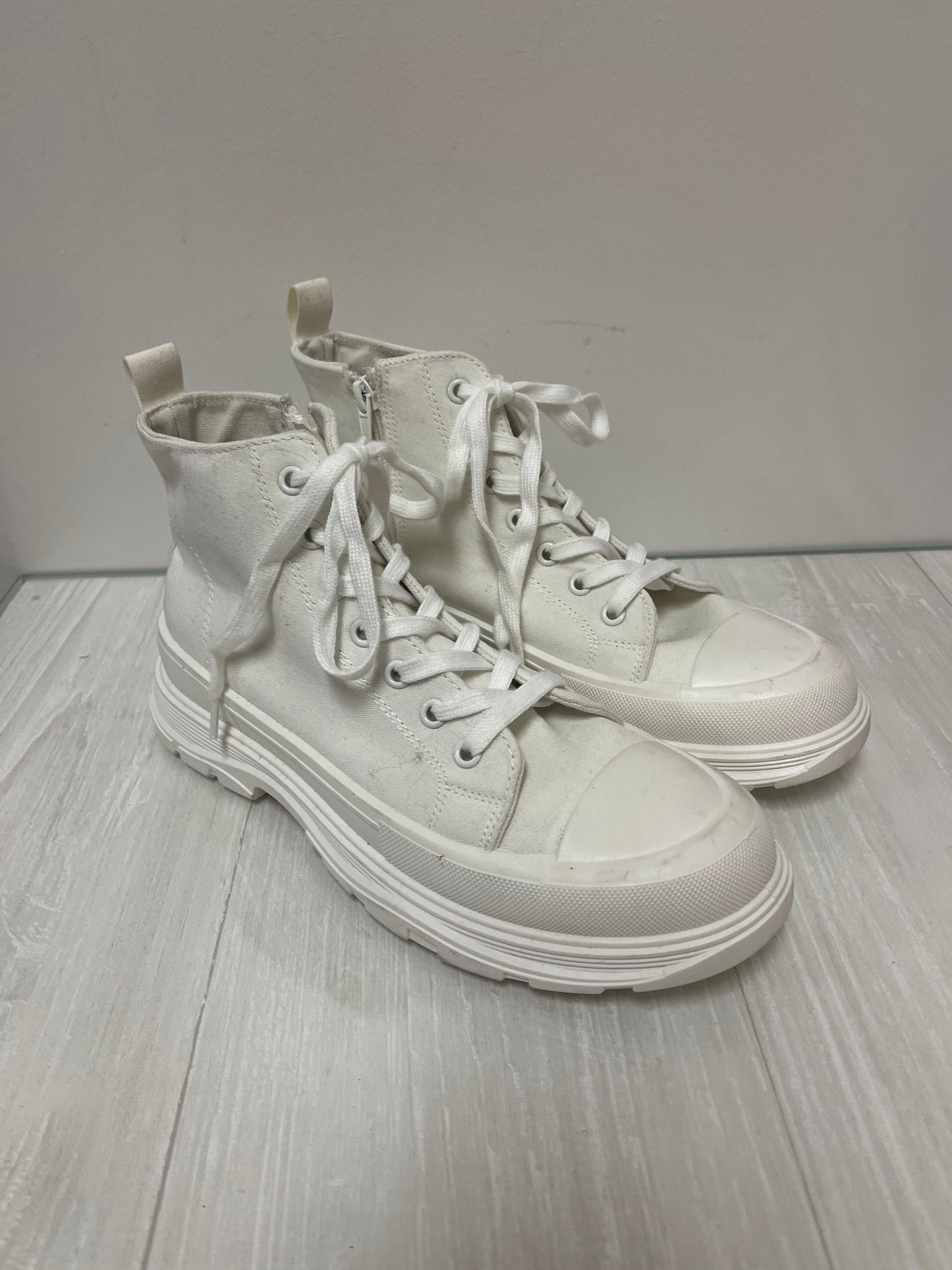 Shoes Sneakers By Mia In White, Size: 8.5