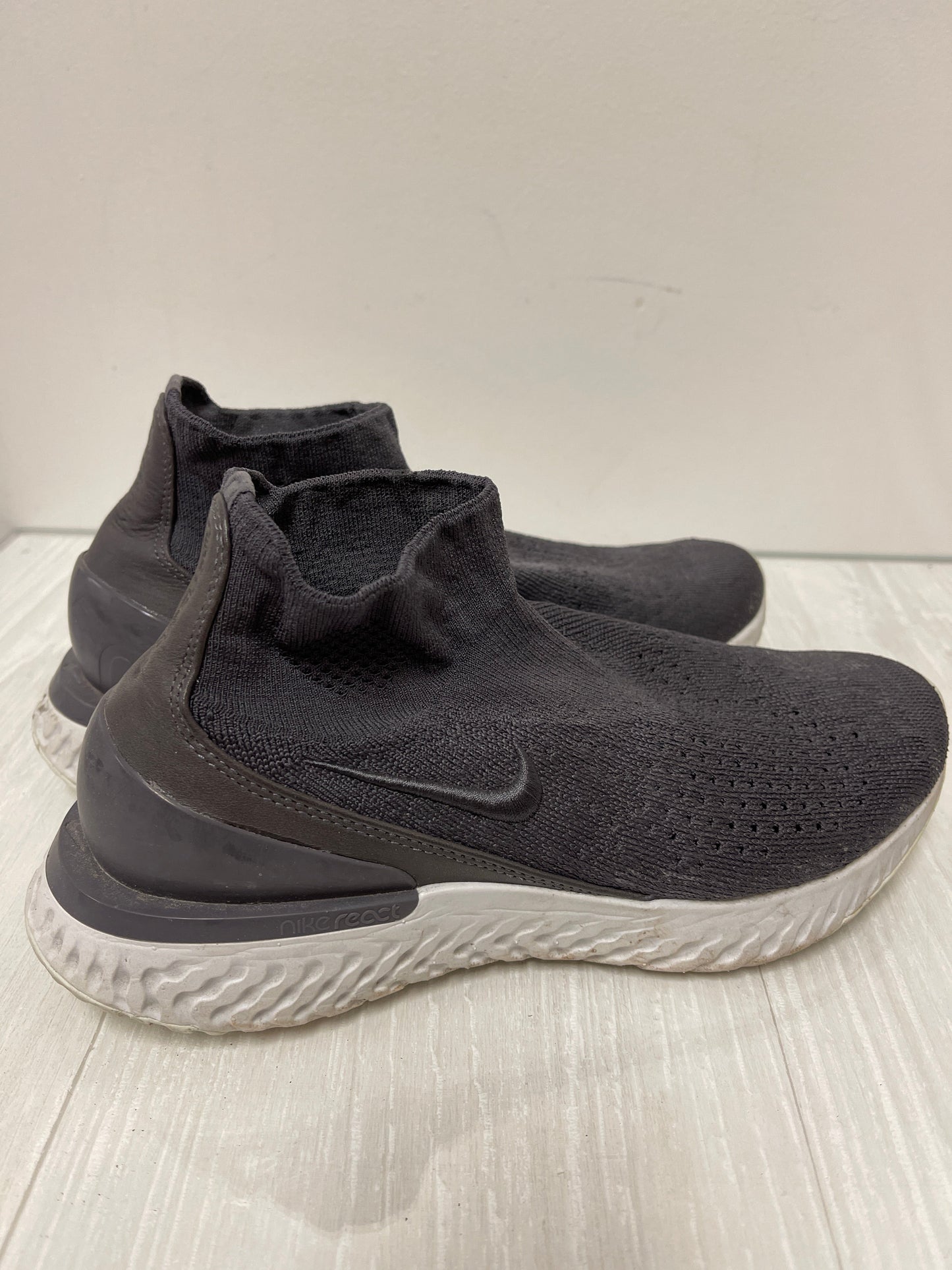 Shoes Athletic By Nike Apparel In Grey, Size: 8