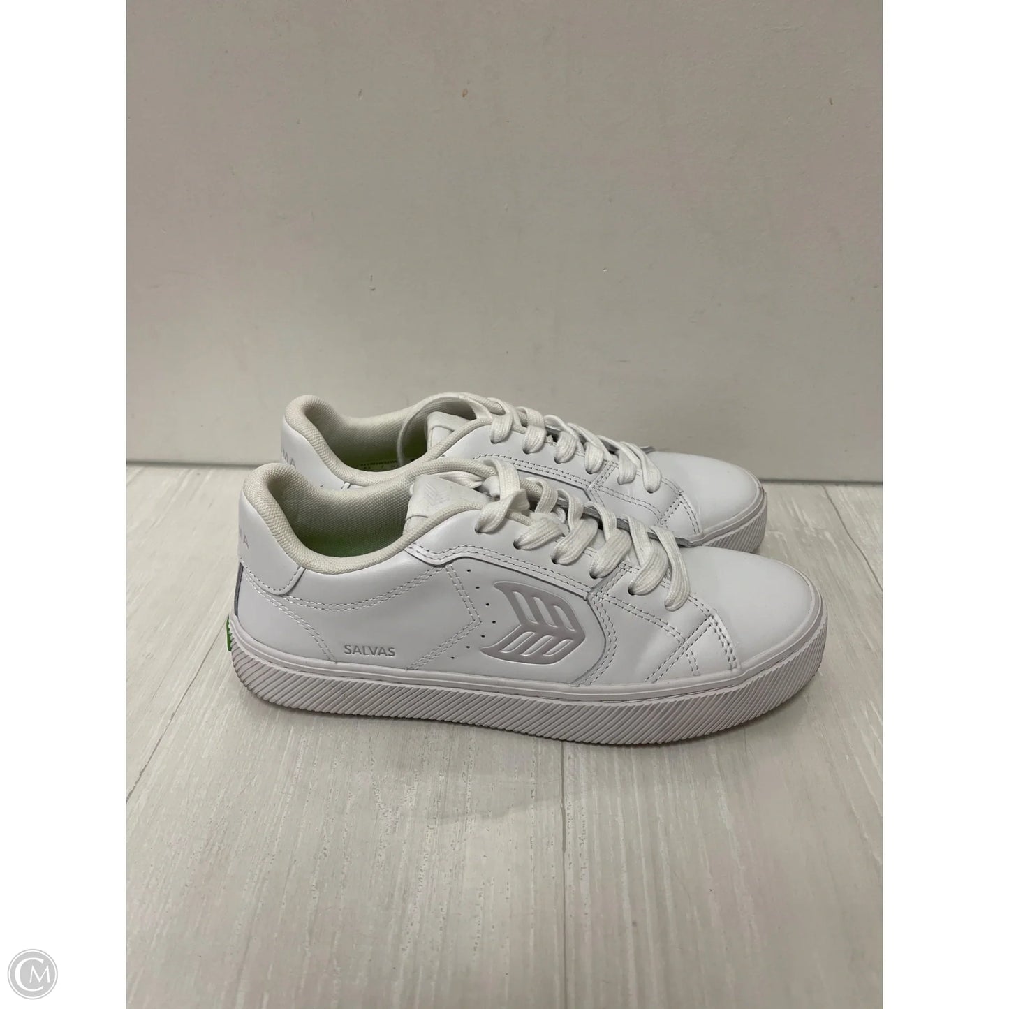 Shoes Sneakers By Cariuma In White, Size: 8.5