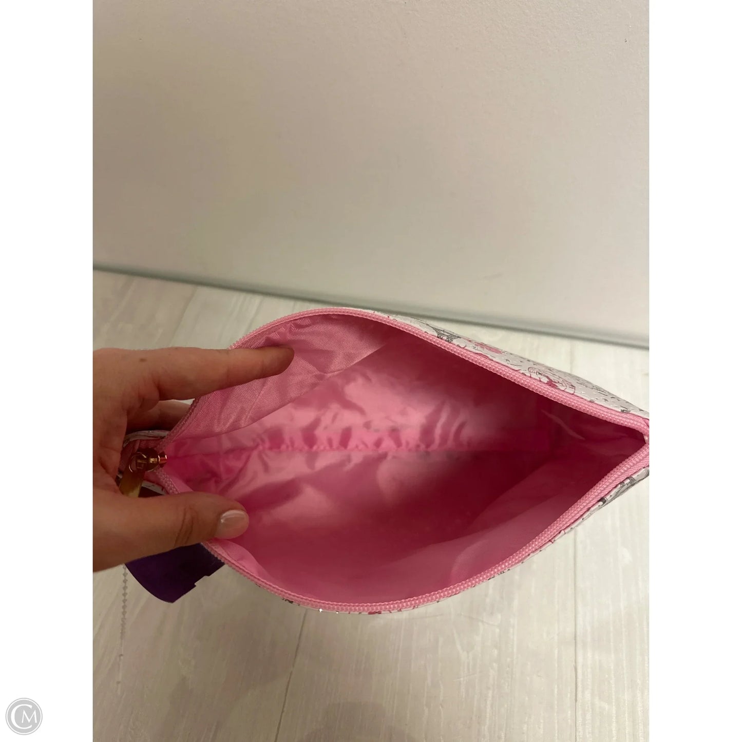 Makeup Bag By Clothes Mentor, Size: Medium