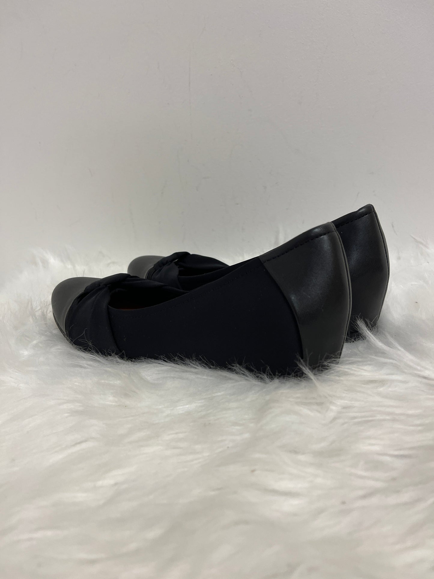 Black Shoes Flats Bare Traps, Size 6.5