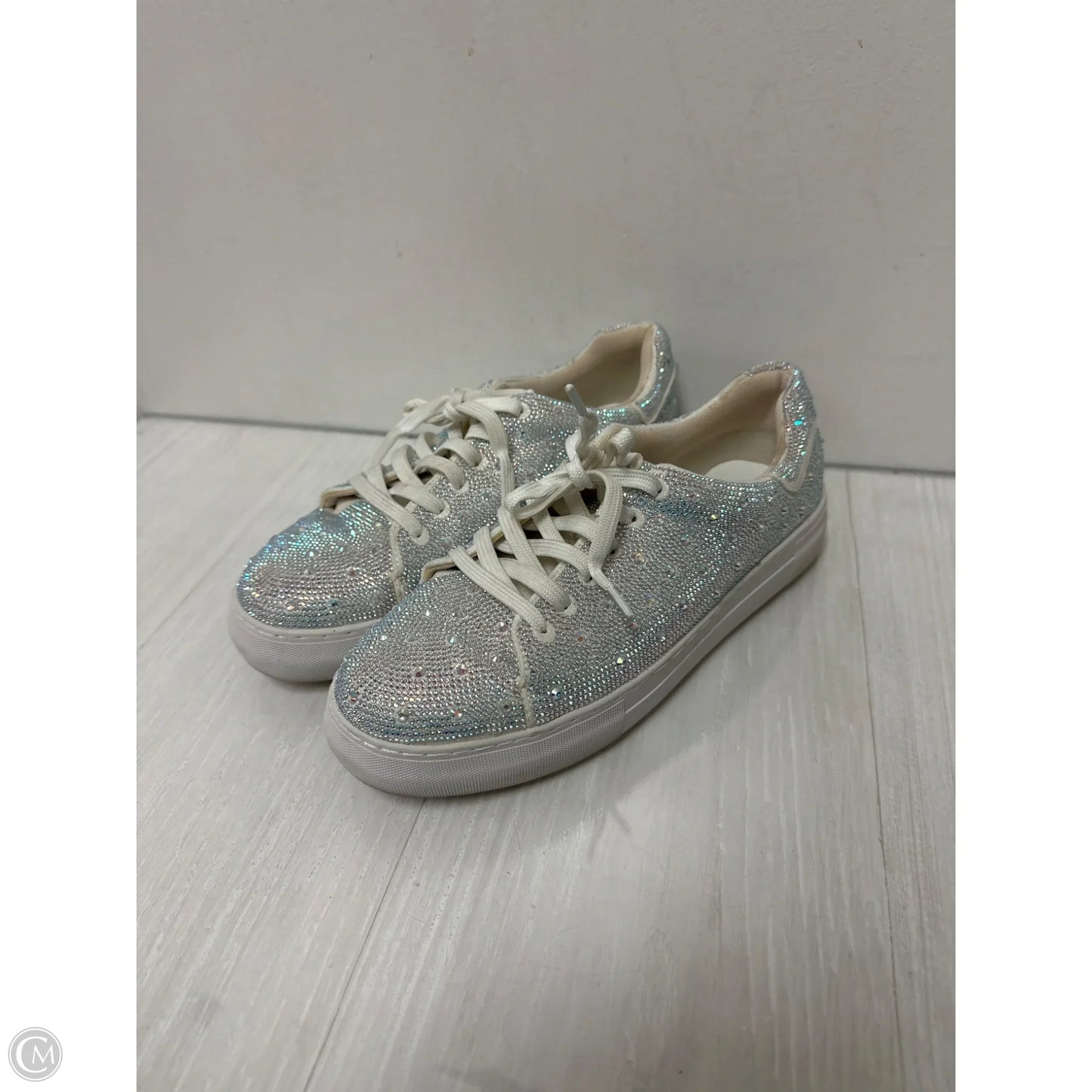 Shoes Sneakers By Clothes Mentor In Silver, Size: 9